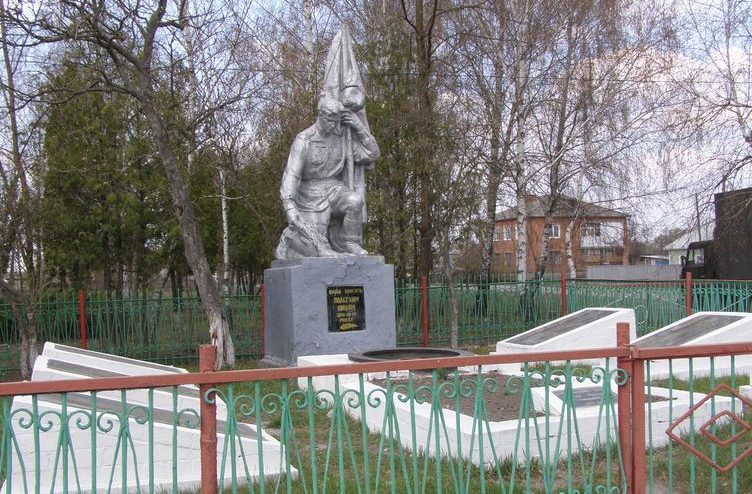 с. Дорогинка Ичнянского р-на. Памятник, установленный в 1957 году на братской могиле, в которой похоронено 3 воина, погибших при освобождении села и памятный знак погибшим односельчанам.