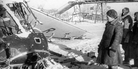Сбитый немецкий планер у Великих Лук. Январь 1943 г.