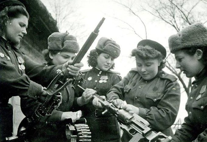 Поверка пулеметов оружейниками. 1943 г.