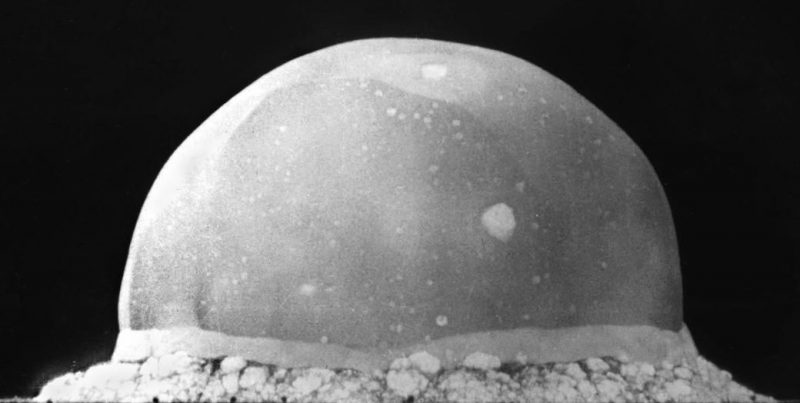 Взрыв «Штучки» через 0,016 секунды после детонации. Размер плазменного шара — около 200 метров. 16 июля 1945 г.