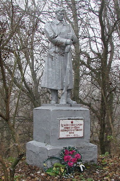 г. Остер Козелецкого р-на. Братская могила 128 воинов, погибших в боях за город. 