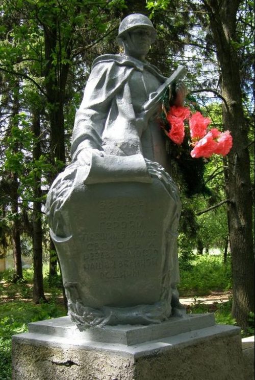 г. Остер Козелецкого р-на. Братская могила воинов, умерших от ран в госпитале №3780 осенью 1943 года.