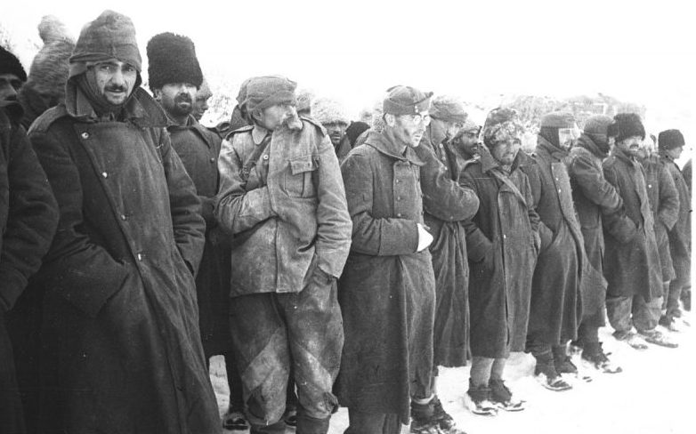 Колонна румынских военнопленных, взятых в плен в районе станицы Распопинской под городом Калачом. 1942 г.