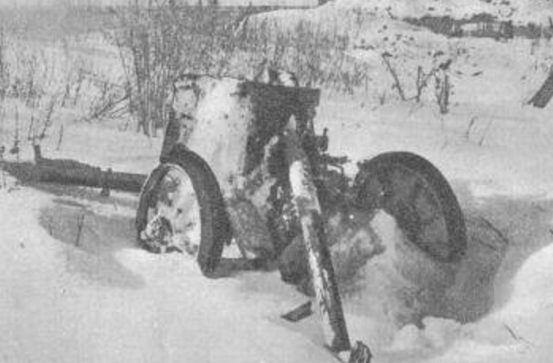 Орудие, брошенное немцами под Великими Луками. Февраль 1943 г.