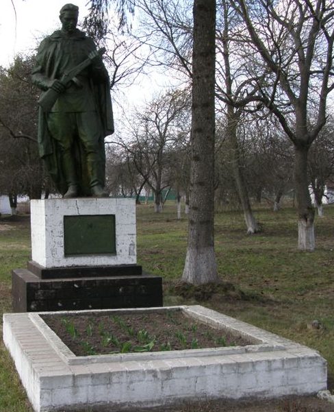 с. Иржавец Ичнянского р-на. Памятник, установленный в 1957 году на братской могиле, в которой похоронено 18 воинов, погибших при освобождении села. 