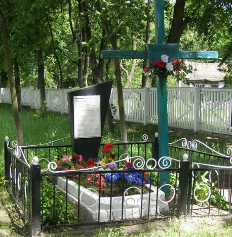г. Остер Козелецкого р-на. Братская могила 7 солдат и моряков Днепровского отряда Пинской флотилии, погибших в 1941 году. 