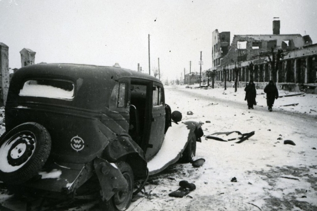 Разбитый автомобиль в освобожденном городе. 1943 г.