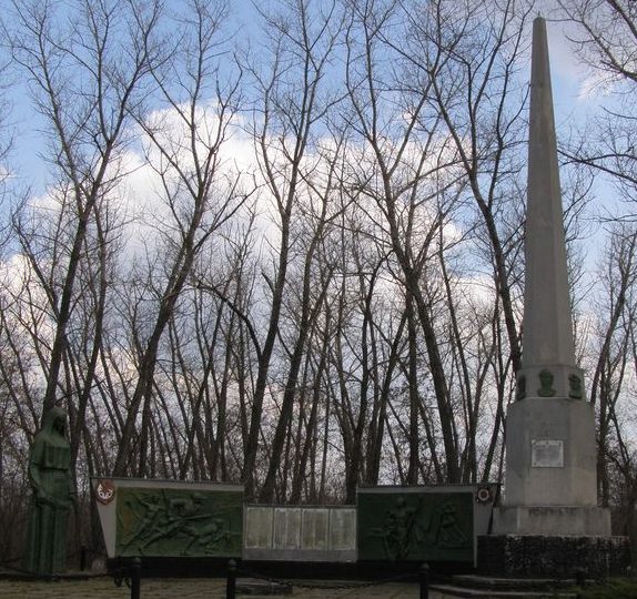 с. Иржавец Ичнянского р-на. Памятник погибшим односельчанам, установленный в 1973 году.
