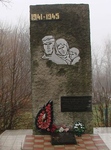 г. Остер Козелецкого р-на. Братская могила 30 советских воинов, погибших в 1941 году и 301 мирного жителя, уничтоженных во время оккупации. 