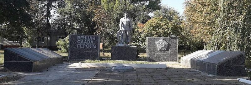 с. Курманы Недригайловского р-на. Памятник, установленный на братской могиле советских воинов и мемориальные плиты с именами погибших земляков.
