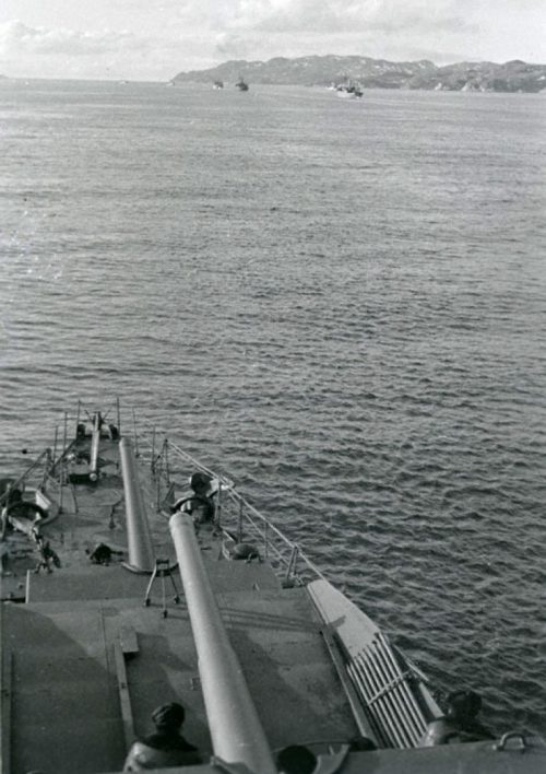 Караван транспортных судов следует под охраной военных кораблей Северного флота. 1943 г.