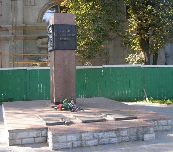 п. Недригайлов. Братская могила, в которой похоронено 15 воинов, погибших при освобождении поселка в 1943 году. 