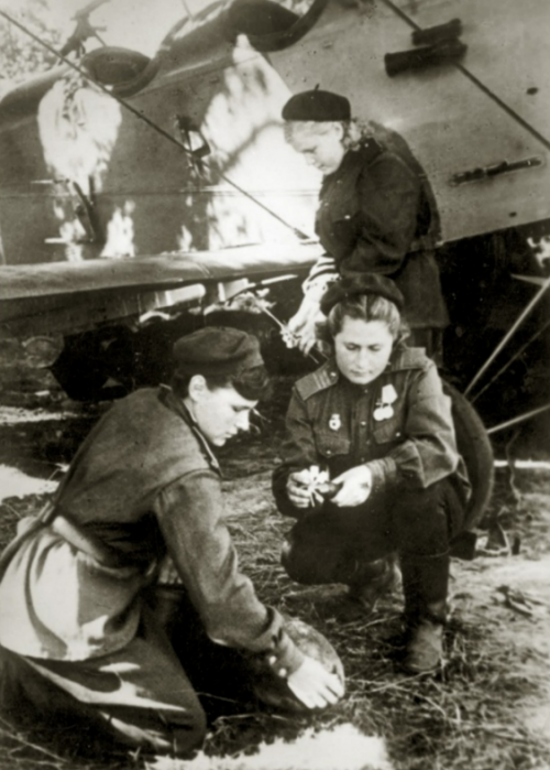 Оружейники за работой. 1944 г.