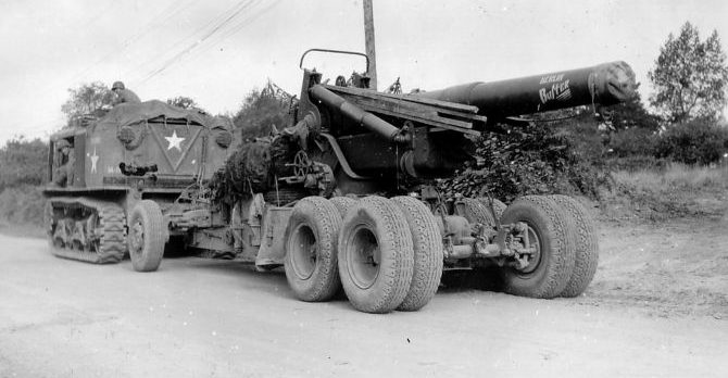 Трактор М4 буксирует 203-мм гаубицу М1 по дороге во Франции. 1944 г. 