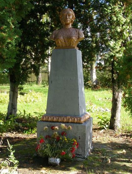 г. Ичня. Бюст партизанки Н.И. Погуляйло, установленный в 1961 году во дворе школы №1. 