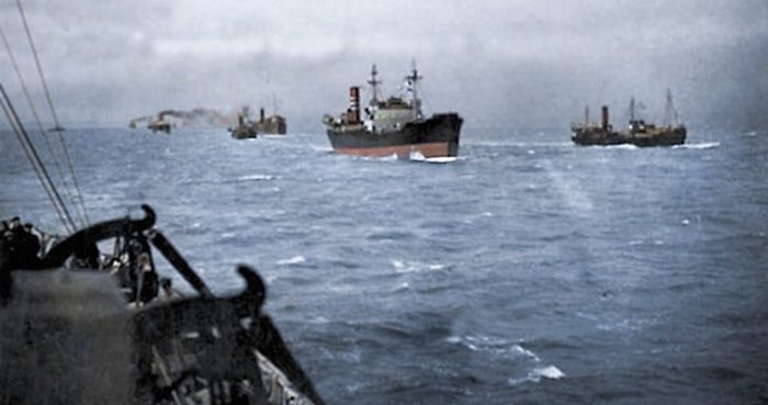 Караван транспортных судов следует под охраной военных кораблей Северного флота. 1943 г. 