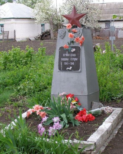 с. Макаровка Бобровицкого р-на. Братская могила воинов, погибших в боях за село.