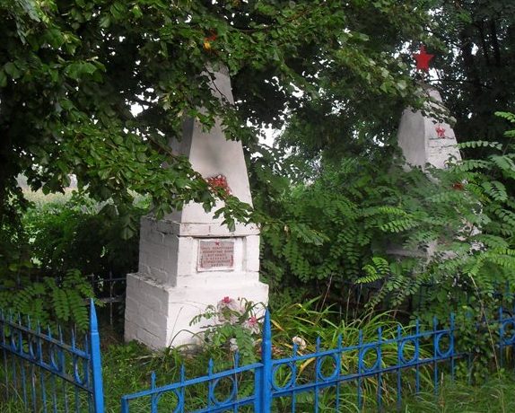с. Алтыновка Кролевецкого р-на. Братские могилы на кладбище советских воинов, погибших при обороне села.