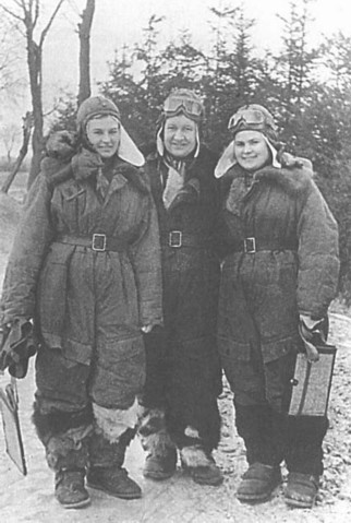 Н. Меклин, Р. Аронова, и К. Рябова. Польша, 1944 г. 