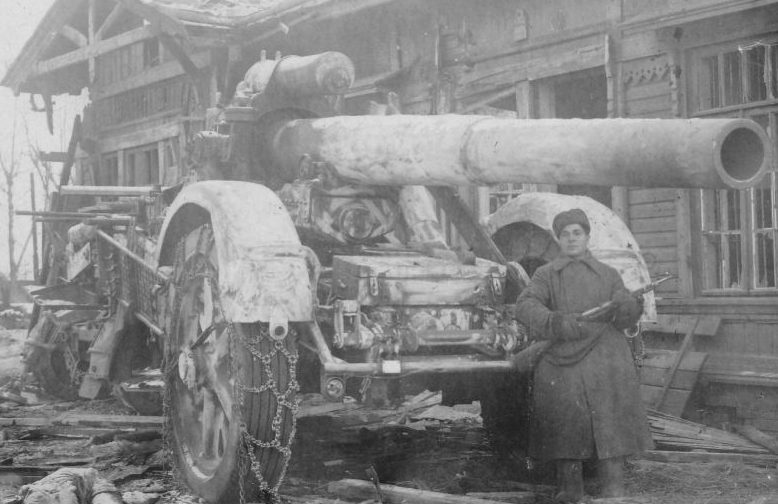 Красноармеец возле брошенной немецкой 210-мм тяжелой мортиры. Январь 1943 г. 