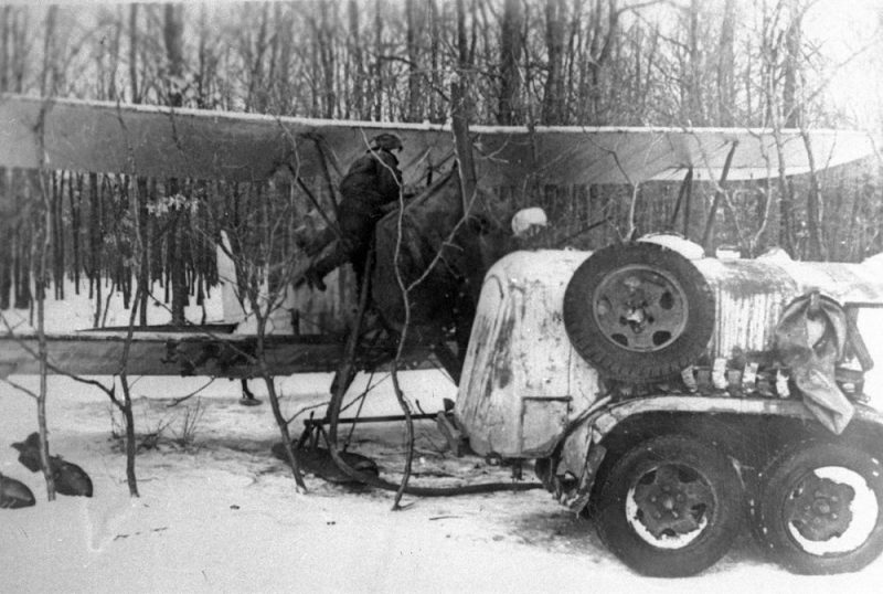 Автозаправщик у самолета По-2 на лыжном шасси. 1944 г.