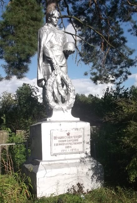 с. Полесское Козелецкого р-на. Братская могила 12 воинов и партизана, погибших при освобождении села. 