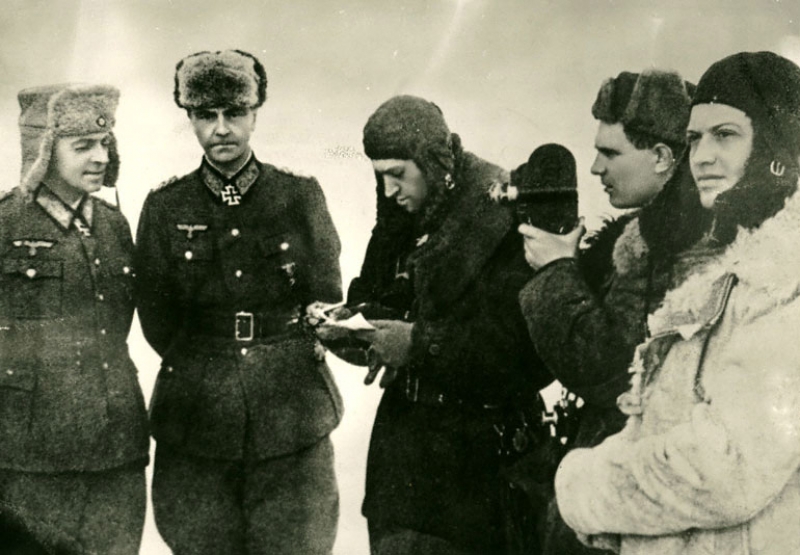 Пленение генерал-фельдмаршала Паулюса в г. Сталинграде. 1943 г. 