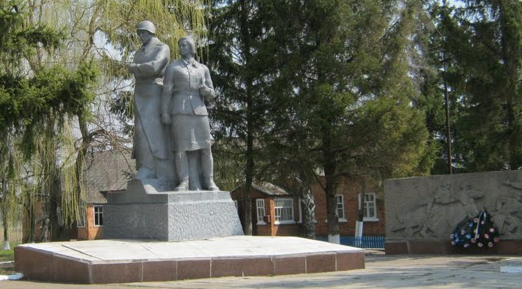 с. Сакуниха Недригайловского р-на. Памятник, установленный на братской могиле советских воинов и памятные плиты с именами погибших земляков.