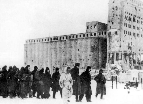 Колонна немецких военнопленных проходит через Сталинград. 1943 г.