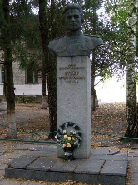 с. Марковцы Бобровицкого р-на. Бюст Героя Советского Союза П.Н.Зубко, установленный в 1976 году.
