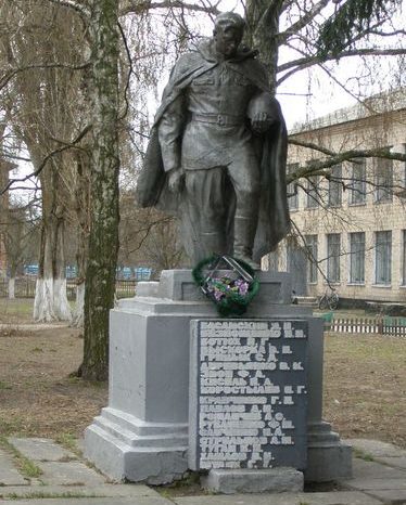 п. Прогресс Козелецкого р-на. Памятник в сквере возле школы погибшим землякам. 