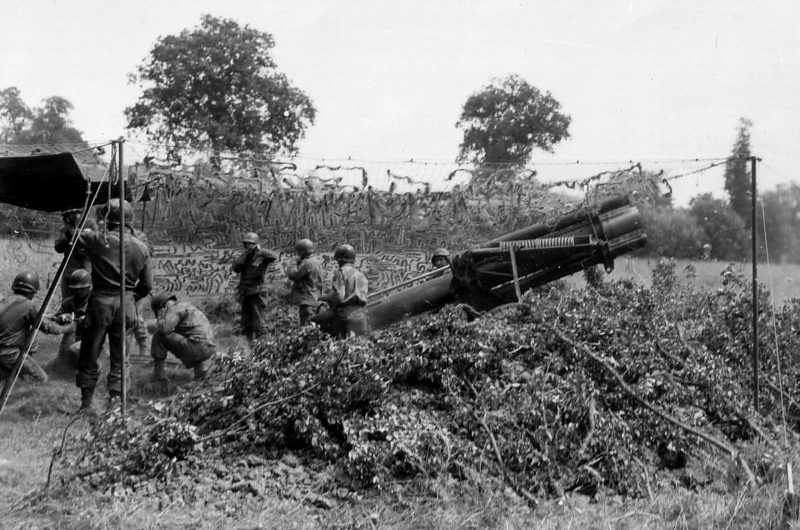 Расчет 155-мм полевой гаубицы М1 в Нормандии. 1944 г. 