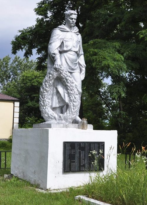 с. Рудня Козелецкого р-на. Памятник, установленный на братской могиле, в которой похоронено 19 воинов 77-го стрелкового корпуса и 59 инженерно-саперной бригады, погибших 21 сентября 1943 года при освобождении села.