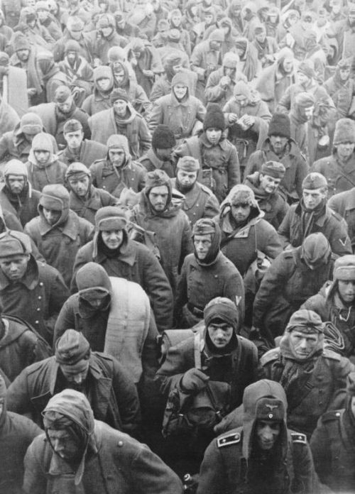 Колонна немецких военнопленных проходит через Сталинград. 1943 г.