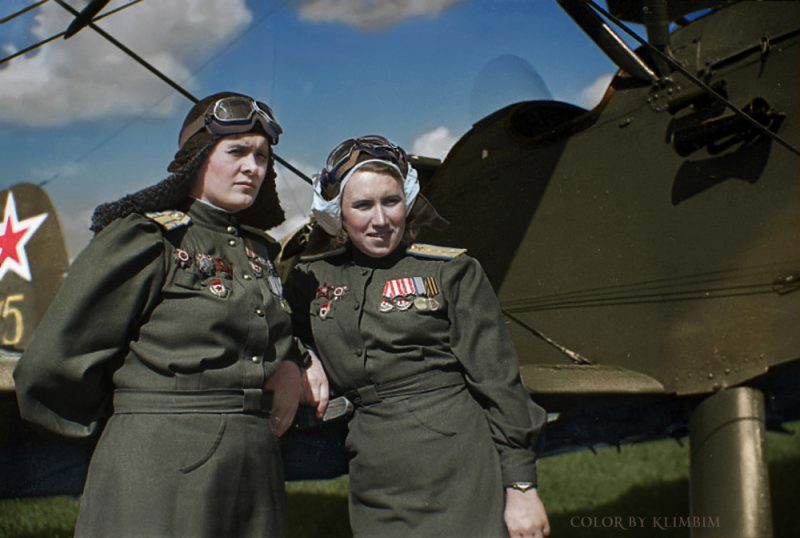 Командир 46 гвардейского Таманского женского полка ночных бомбардировщиков Бершанская и штурман полка Розанова. 1944 г.