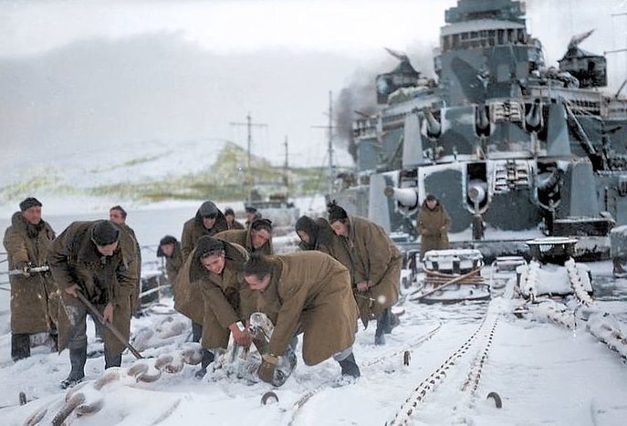 Уборка снега с корабля во время Арктического конвоя. 1943 г.