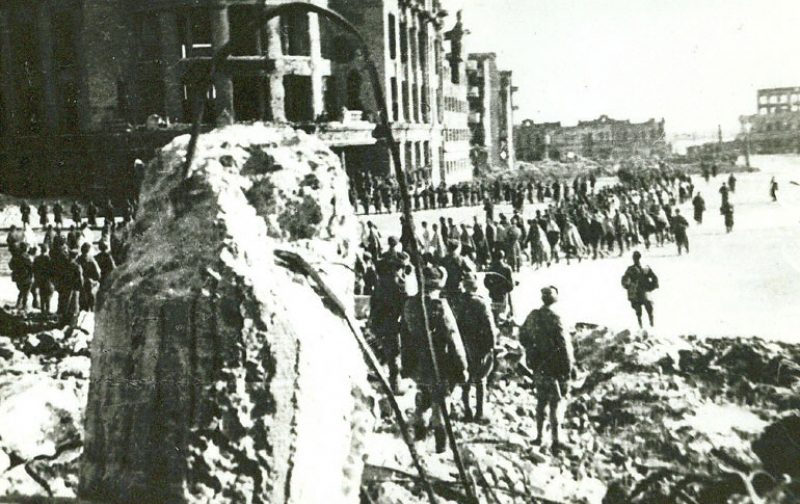 Пленные немцы в разрушенном Сталинграде на площади Павших борцов. 1943 г.