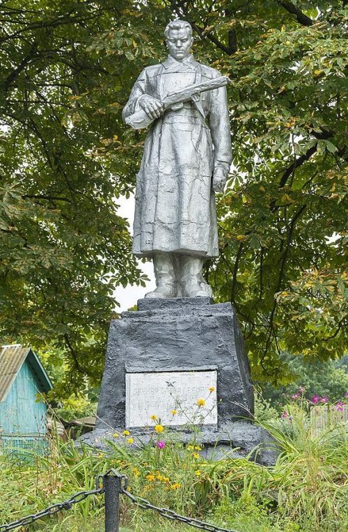 с. Осовец Бобровицкого р-на. Памятник на могиле неизвестного воина, погибшего в сентябре 1943 г.