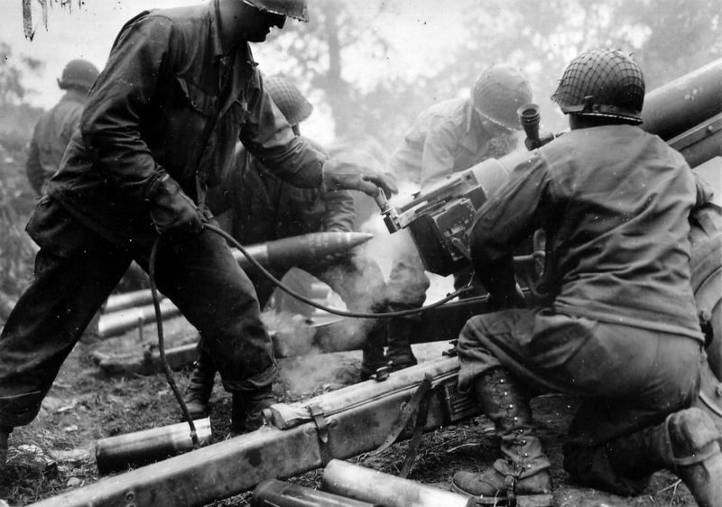Артиллеристы ведут огонь из 105-мм гаубицы М3 по целям во французском Бресте. 1944 г. 