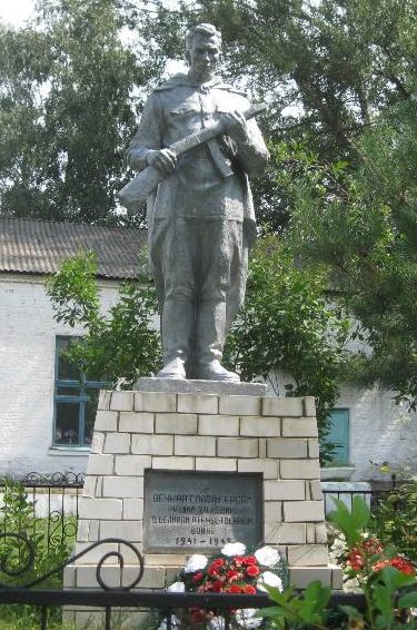 с. Соколовка Козелецкого р-на. Памятник, установленный в 1958 году на братской могиле советских воинов.