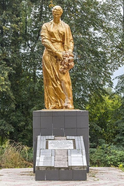 с. Пески Бобровицкого р-на. Памятник, установленный в 1959 году на братской могиле 861 мирного жителя, погибших от рук немецко-фашистских захватчиков в декабре 1942 году.