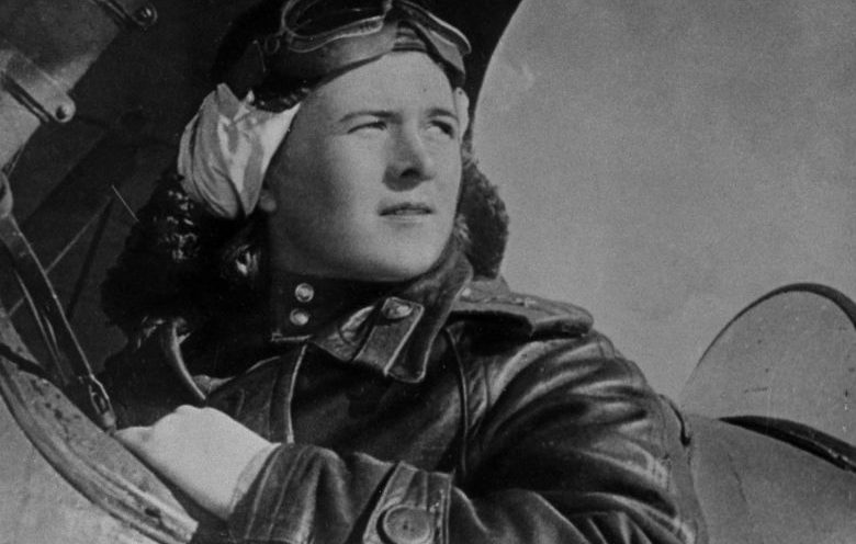 Командир 46-го гвардейского Таманского ночного бомбардировочного авиационного полка гвардии майор Евдокия Бершанская в кабине самолета У-2. 1944 г. 