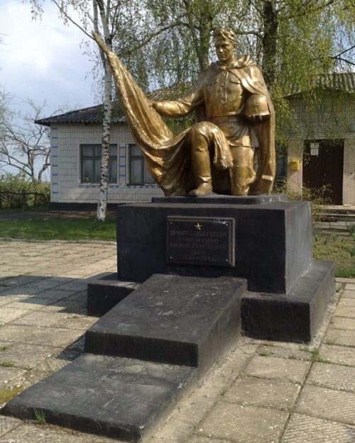с. Бобино Путивльского р-на. Памятник, установленный на братской могиле советских воинов.