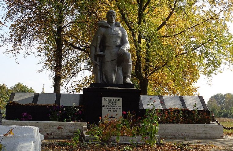 с. Рудьковка Бобровицкого р-на. Памятник, установленный в 1971 году на братской могиле советских воинов, погибших в сентябре 1943 года. 