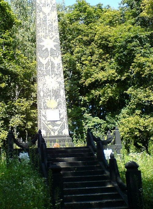 с. Свидовец Бобровицкого р-на. Памятник в честь 270 воинов-односельчан, погибших в годы войны.
