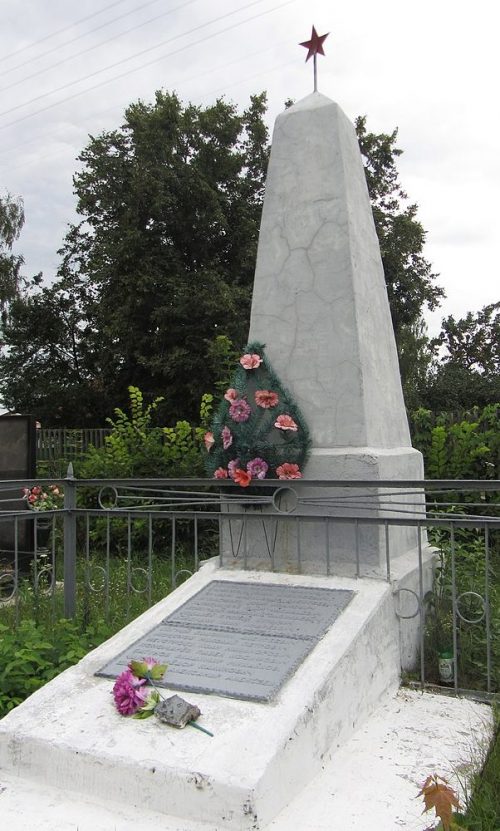 с. Камень Кролевецкого р-на. Братская могила советских воинов на кладбище.