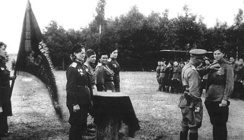 Командир дивизии вручает орден штурману Нине Реуцкой. 19444 г.