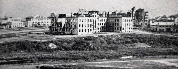 Разрушенное здание Дома Советов. 1943 г. 