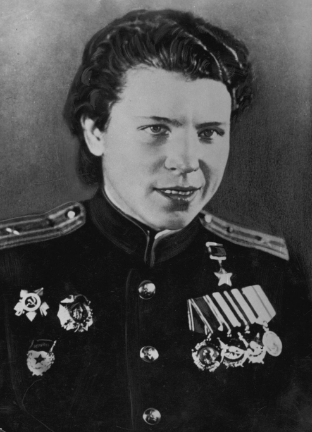 Заместитель командира эскадрильи, Герой Советского Союза Дина Никулина. 1944 г. 