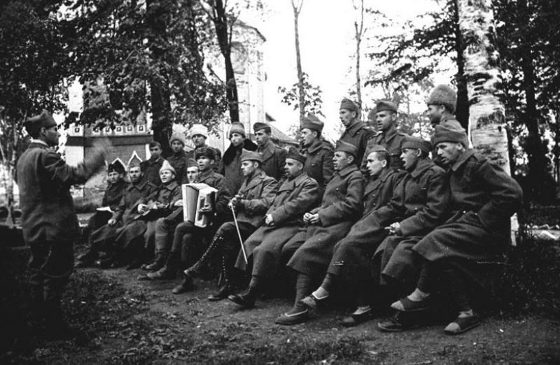 Хор венгерских военнопленных лагеря № 160 на репетиции. Суздаль, 1943 г.